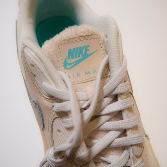 Nike Air Max 90 in Phantom Metallic Silver - Unworn - Picture 2 of 7